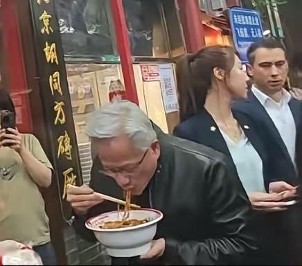 英伟达的散热确实更胜一筹名符其实，北京三十多度的高温天气黄仁勋身穿皮袄竟然丝毫不