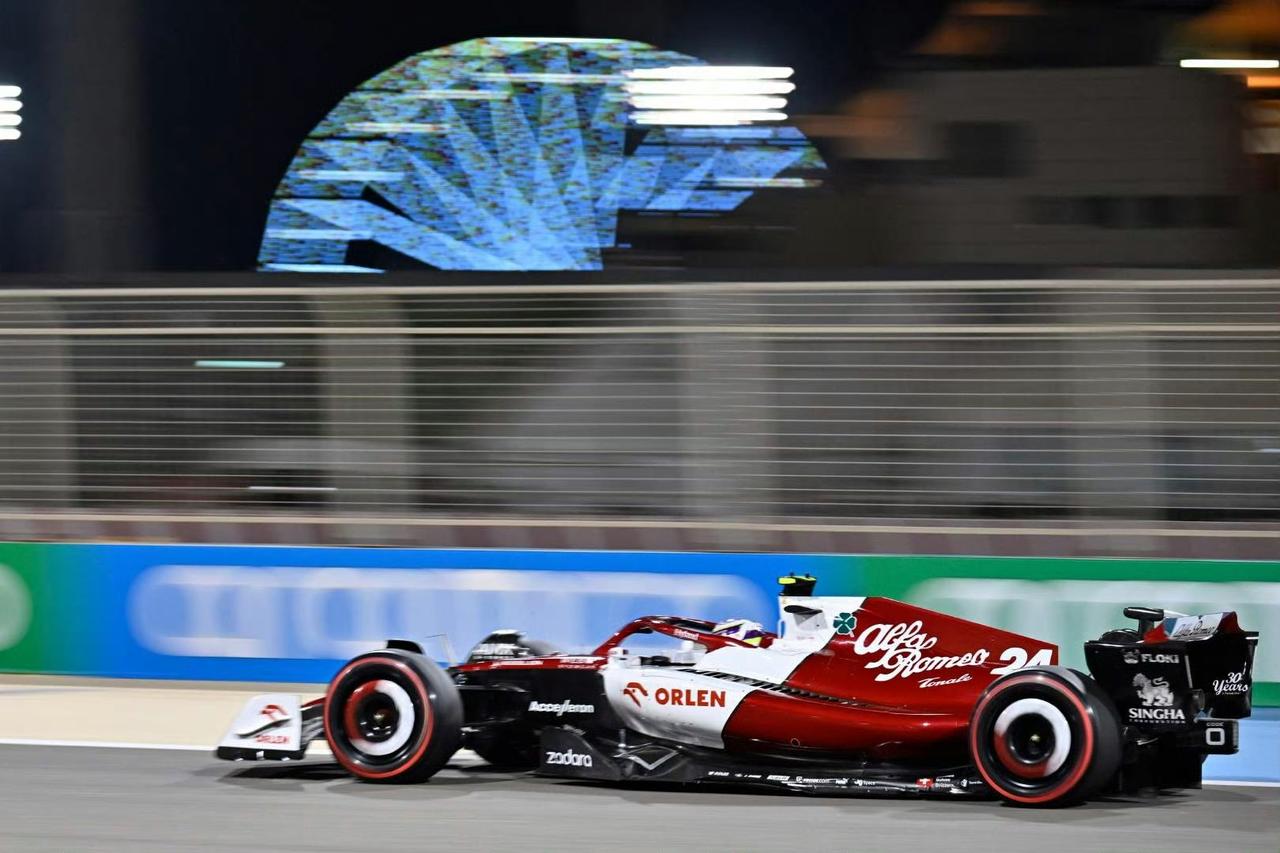 至今想起2022年巴林F1揭幕战，还是会忍不住心跳加速，中国首位F1正式车手周冠