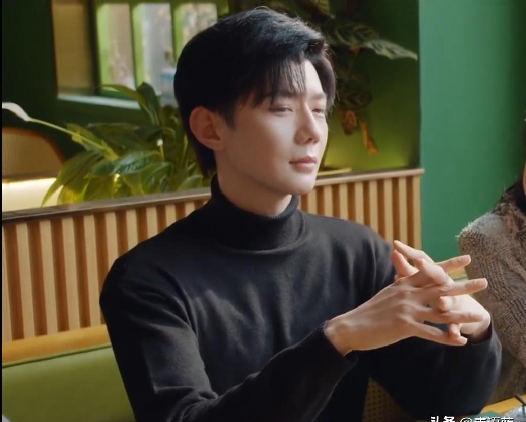 游主任张嘴接烟那一下，我直接看麻了。
樊少把烟递过去，游书朗头都没抬，嘴唇碰到过