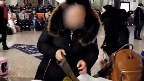 河南，男子在火车站等人，一个大妈上前搭讪：“小伙子，想要女人不？我给你找个漂亮的