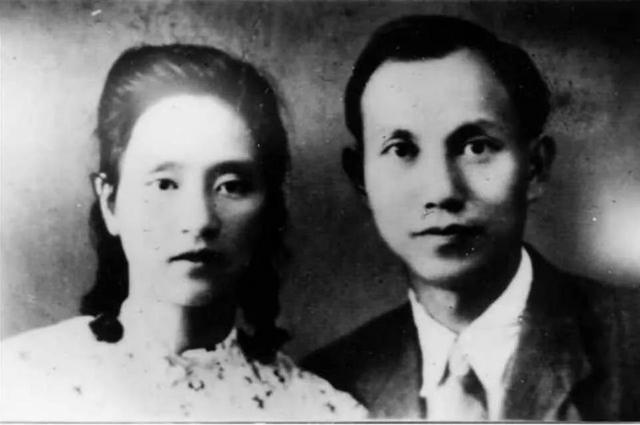 党组织给了他1000美元，让他去做生意，做什么不管，但是，组织什么时候要钱都得给