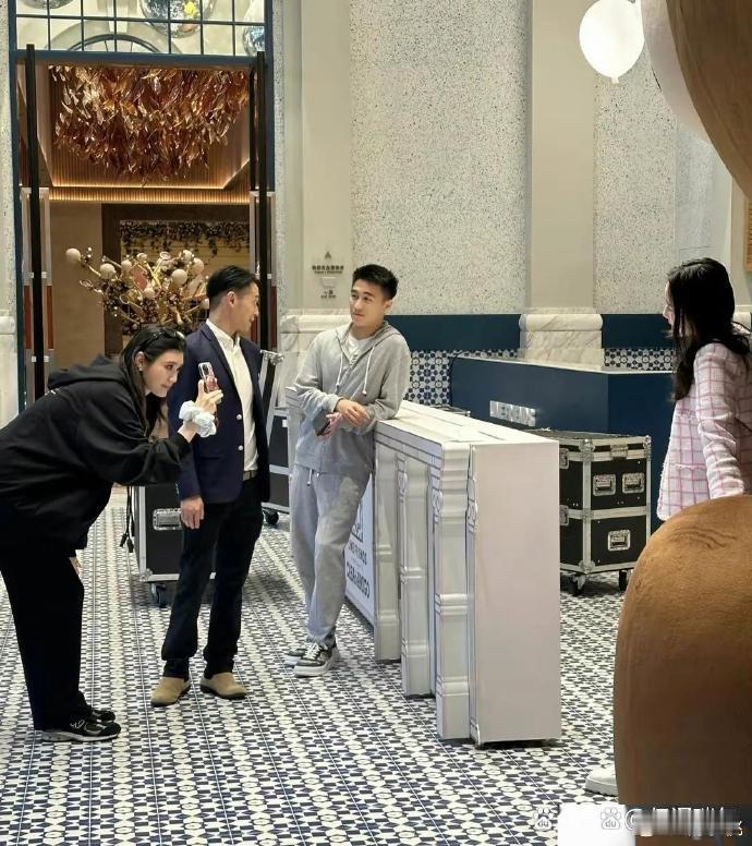 奚梦瑶和她老公在澳门碰上了，她那身高腿长的模样真是吸睛 