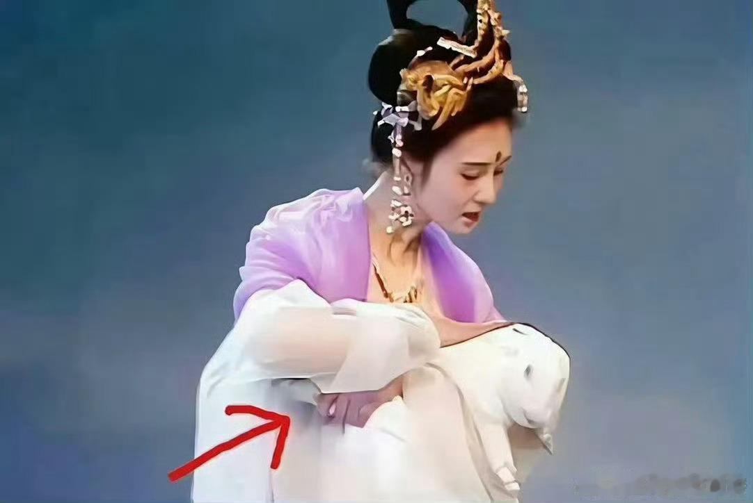 《西游记》当年只顾看嫦娥了，没注意到她是这样抱着玉兔的啊！  