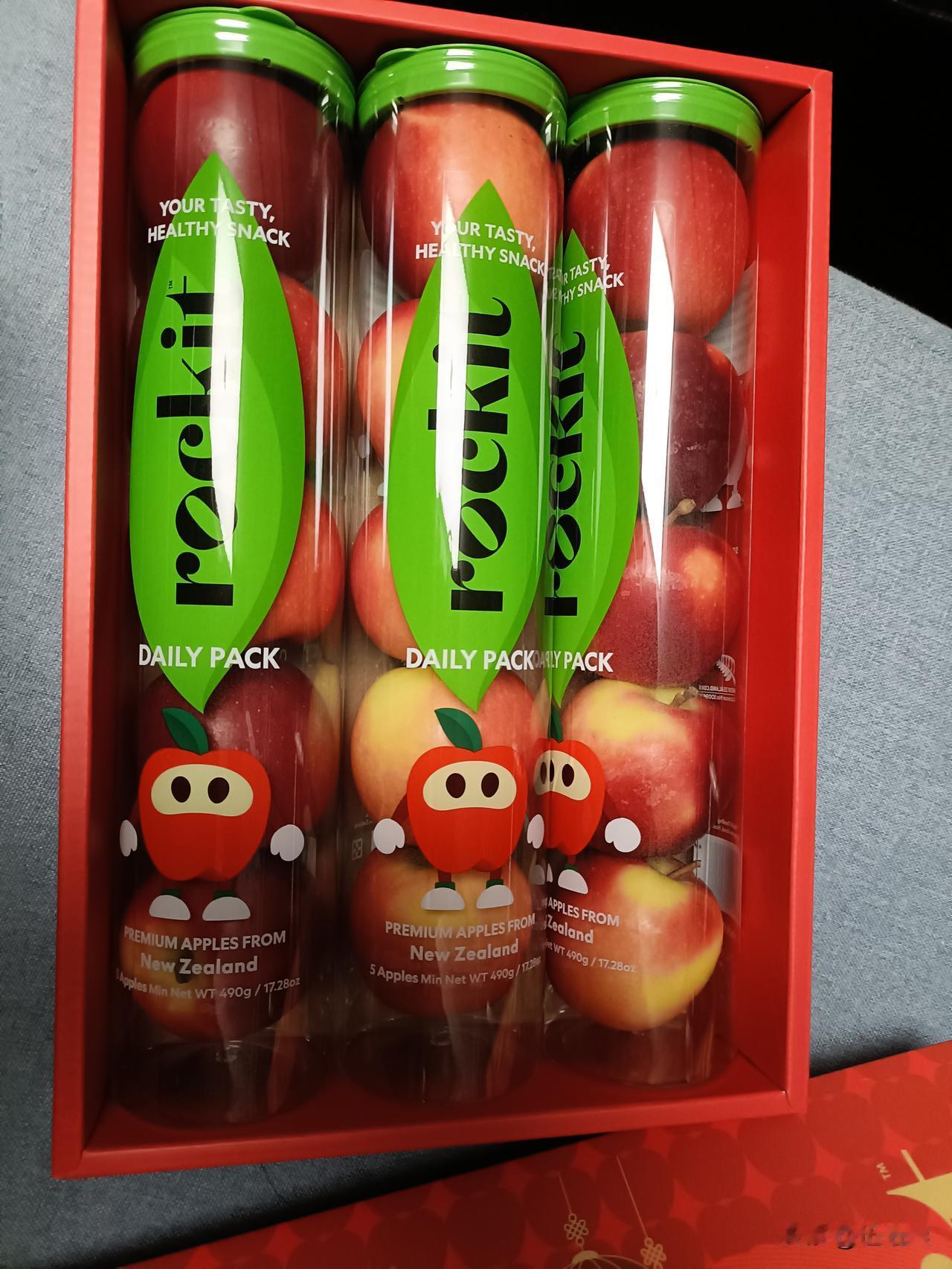 这苹果，10块钱一个，还一丢丢小，都不敢削皮，去皮剩核，那一个苹果两口就吃完了。