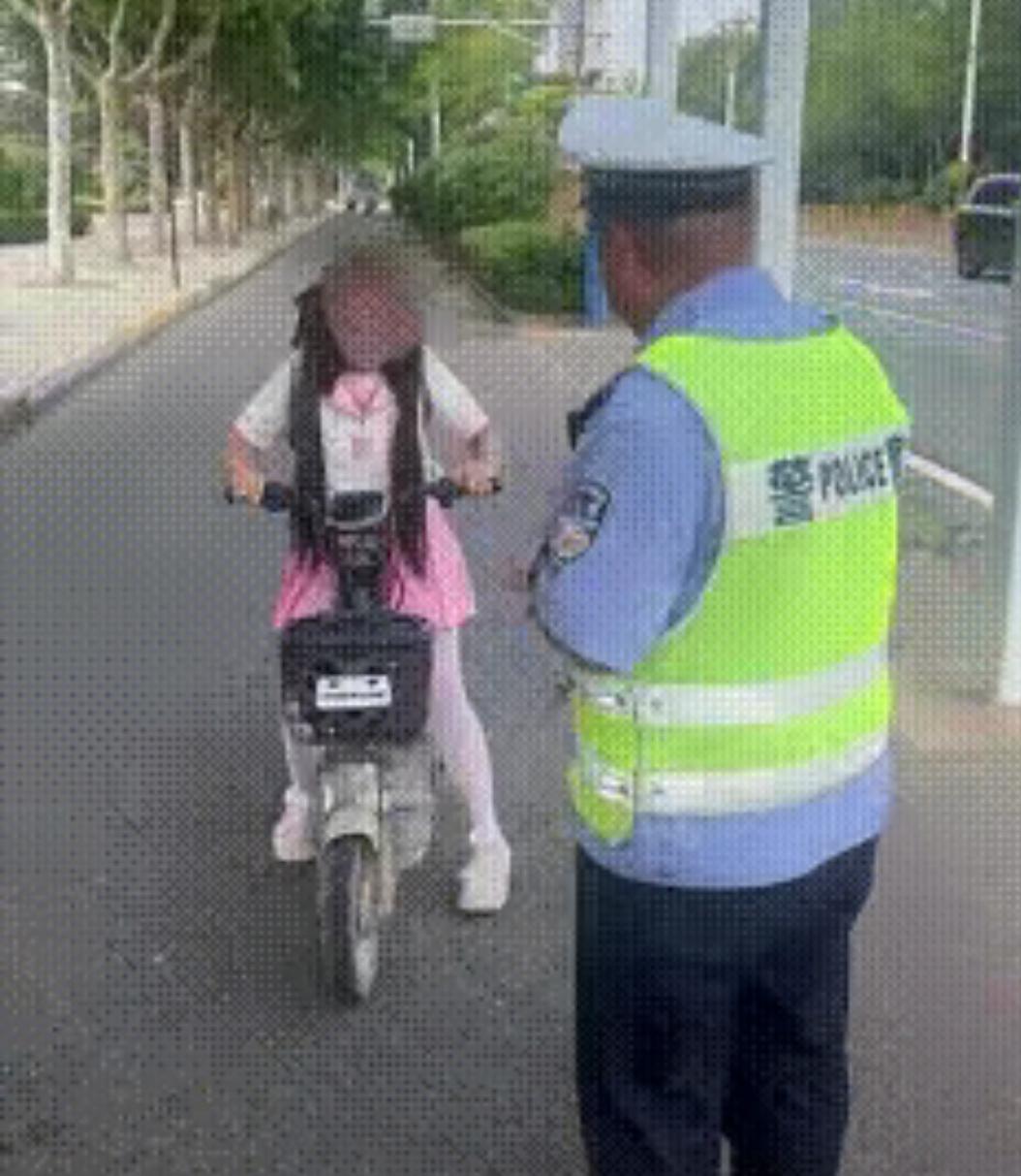 河北邯郸，一个小姑娘骑电动车没戴头盔，被交警当场拦下。交警严肃发问：“怎么不戴头