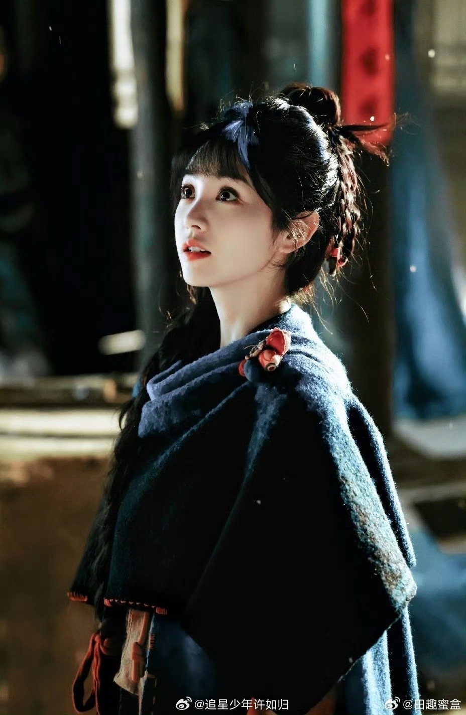 田曦薇收到草莓小猪 草莓小猪千里迢迢找到田曦薇，她接过来的瞬间眼睛都弯成了月牙。