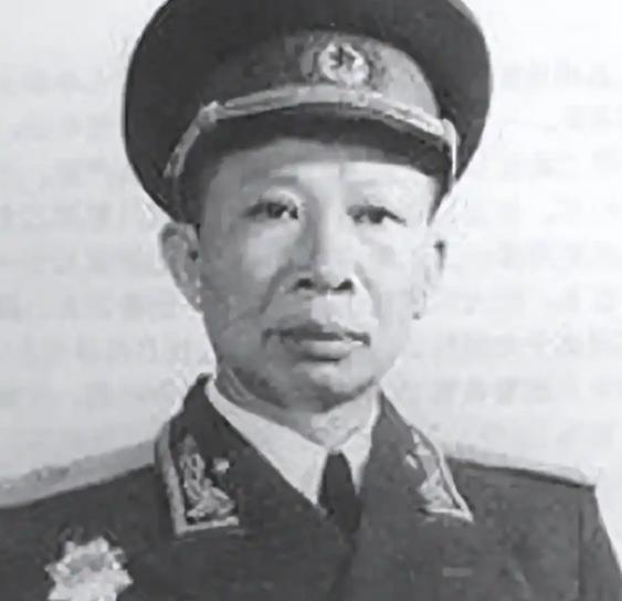 1942年，周彪带着队伍转移，察觉秘书故意走在外围，还沿路撒高粱粒，他瞬间明白了