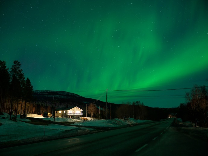 【#李现追极光#】晒出挪威之行的极光与沿途风光。网友：极致浪漫治愈。李现