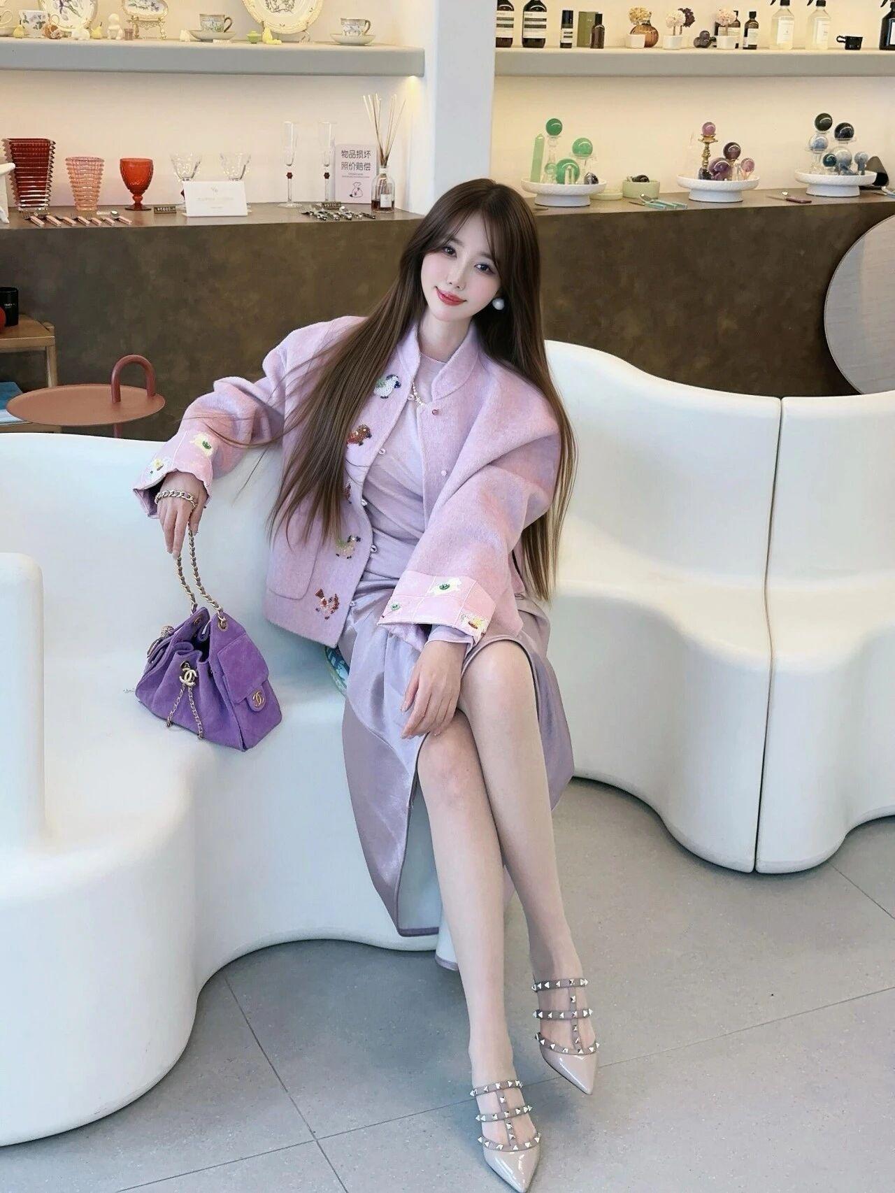 温柔香芋紫套装太显气质啦💜
宽松毛呢外套搭配同色系缎面连衣裙，配色温柔高级，搭