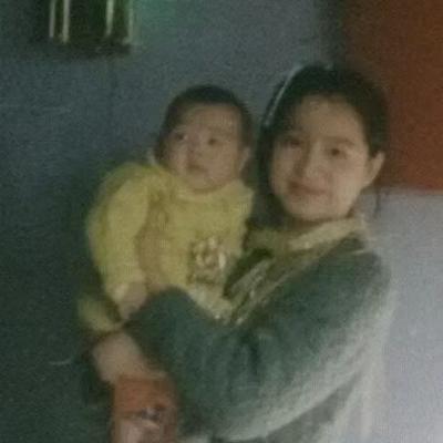 1976年，女知青红梅抱着4岁的儿子回到了北京，母亲看着她怀里的孩子直接破口大骂