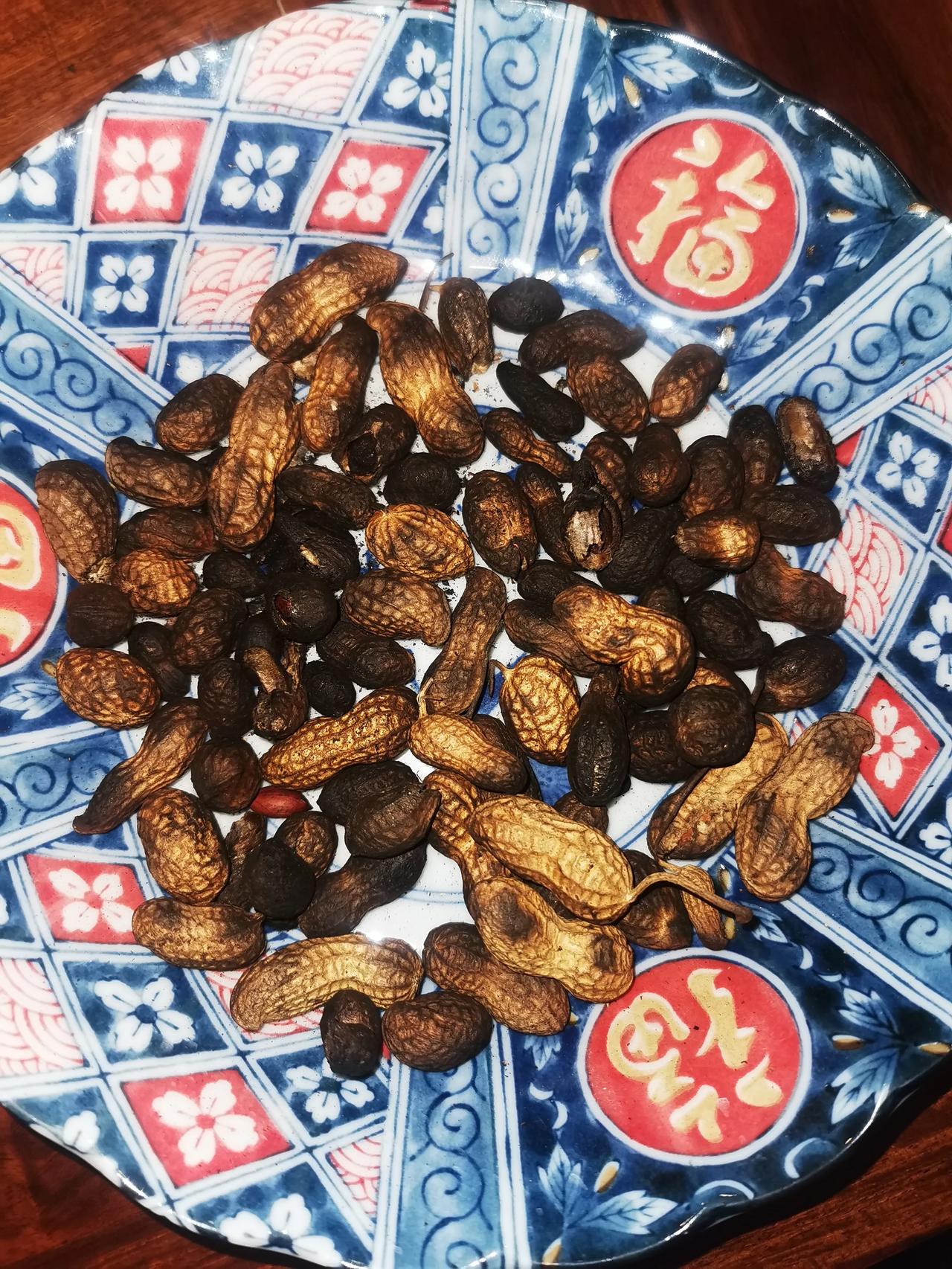 想念的味道
       今天老姐从老家过来，给家里拿了一些今年晒干的新花生。中