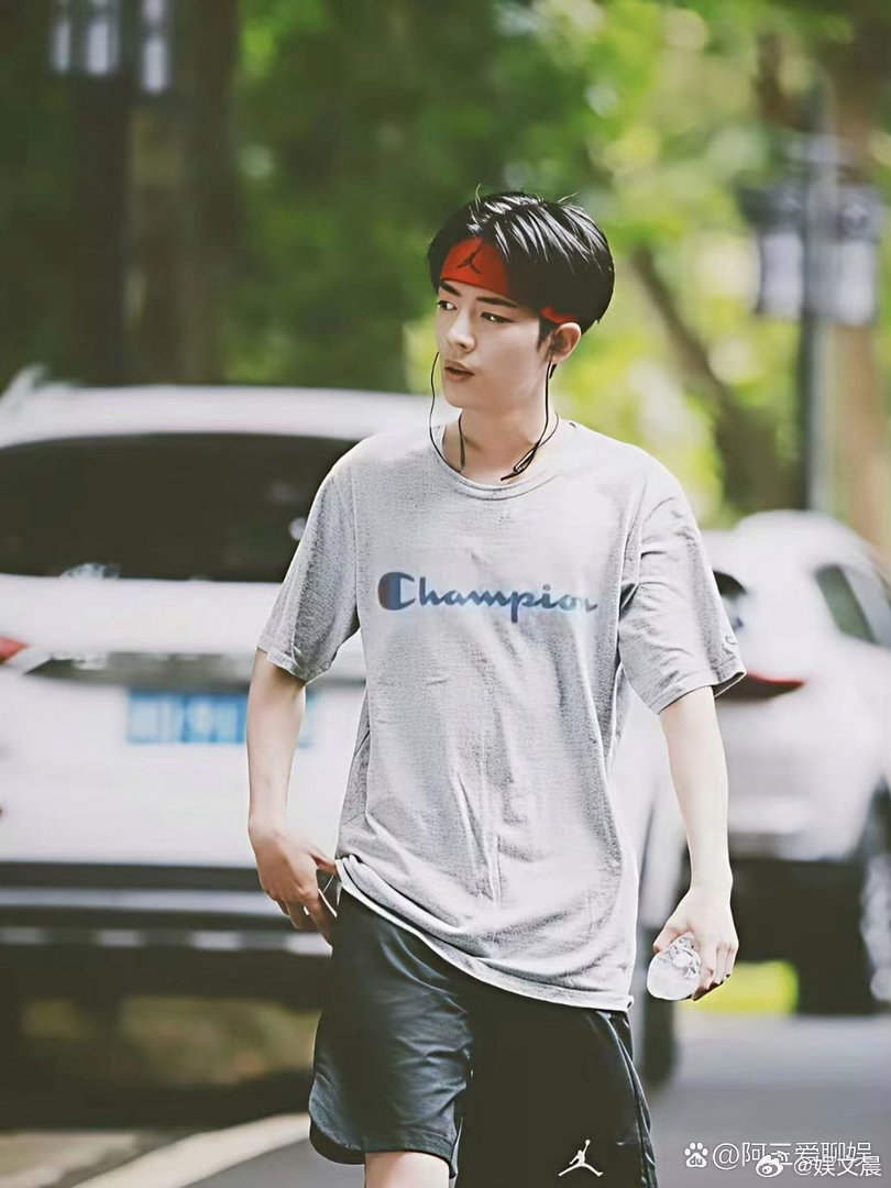 谁能想到肖战年少时瘦得像电线杆，清瘦少年感拉满，和现在的气场完全不一样！ 