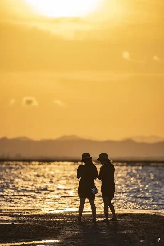 人到中年才懂得，生活终究是自己的舞台。不必在意他人的眼光，活出真我才是真谛。善待