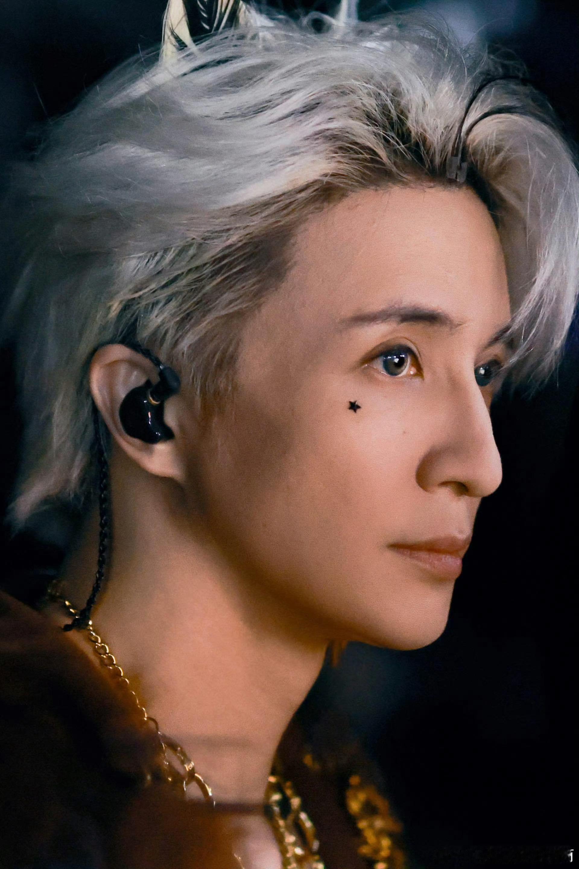 薛之谦薛之谦演唱会南京站官宣耳机里的青春终于要见面了✨「万兽之王」六场连开，5.