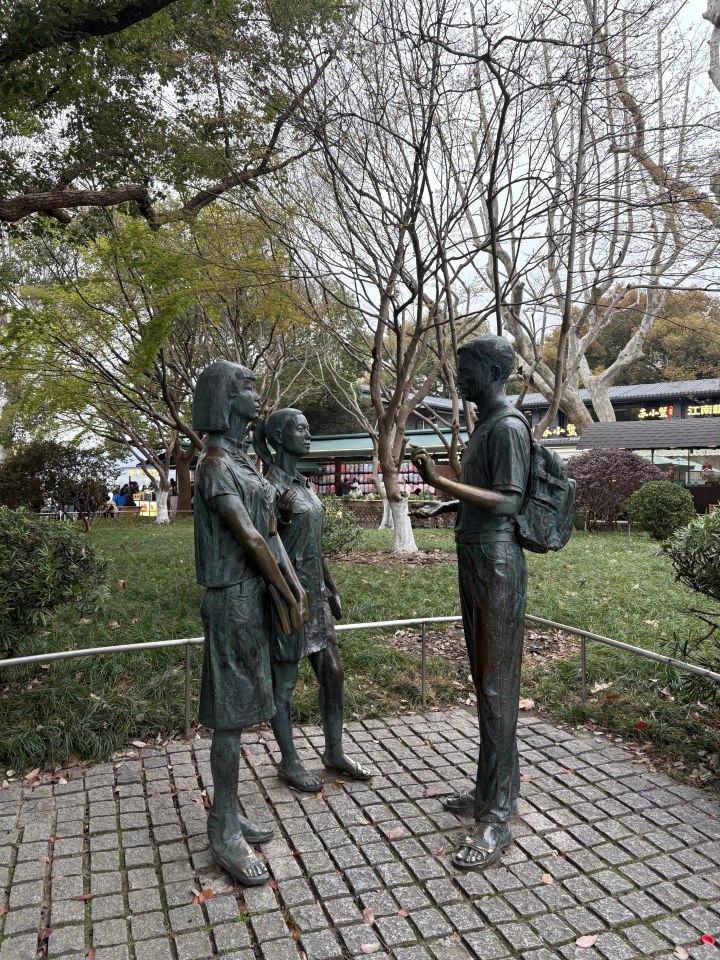 西湖六公园英语角创办42年，59岁王大伯去了2000多次，浙大退休英语教授：他才是英语角的顶梁柱