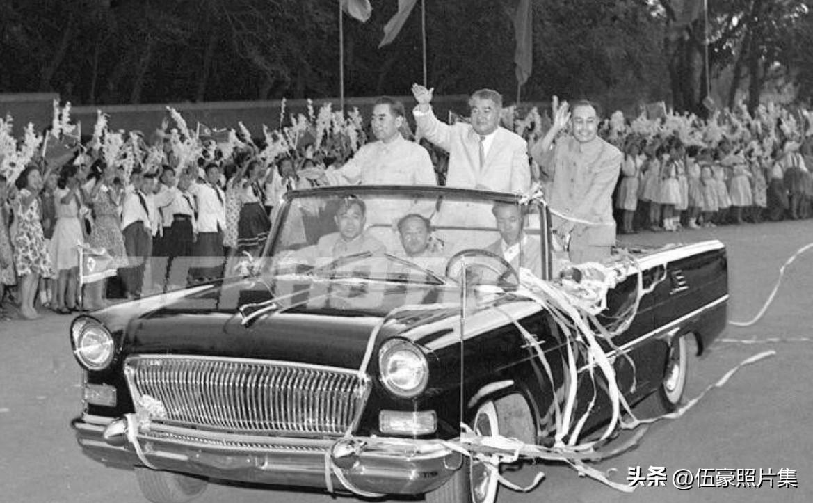 【周总理历史上的今天——6月20日】
1963年6月20日，周恩来总理陪外宾抵达