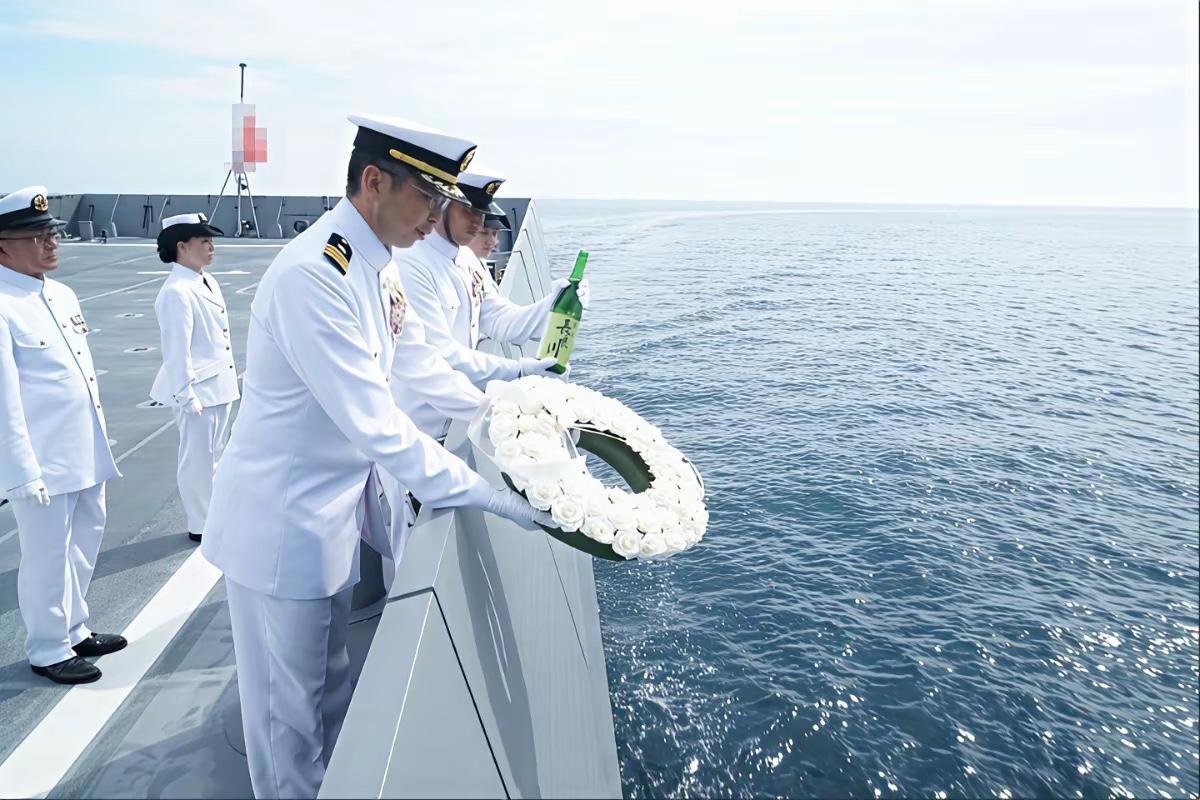 日本自卫队如今彻底撕下伪装，公然在海上祭拜二战侵略军舰，明目张胆为军国主义招魂，