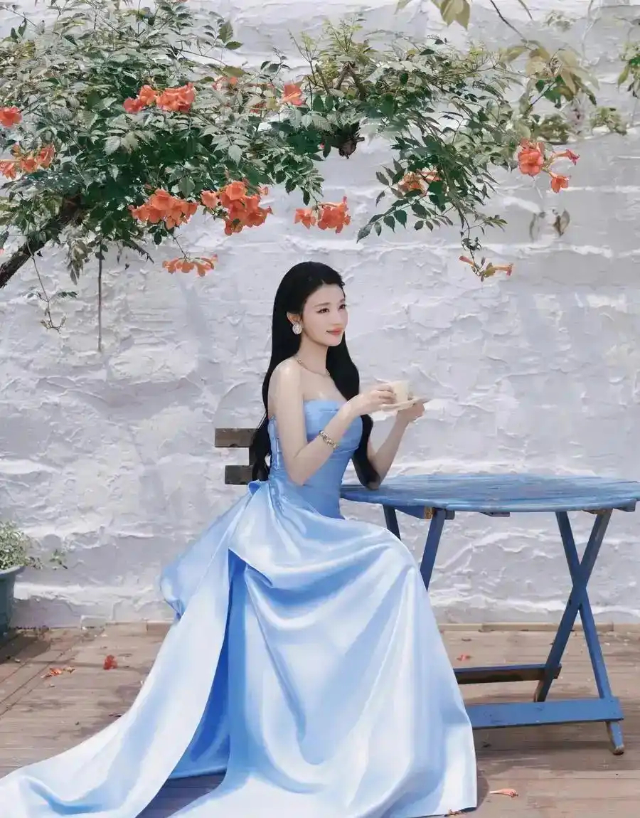 王楚然这组蓝裙写真绝了！花园里的清新少女，谁看了不心动？ 