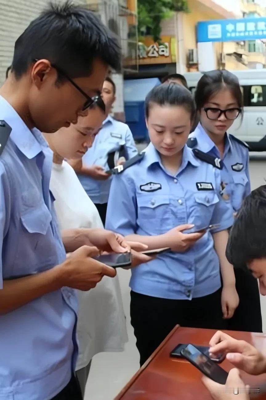 辅警能不能转正？当然可以，要不然那么点工资，怎么有那么多人竞聘呢！

辅警转正，