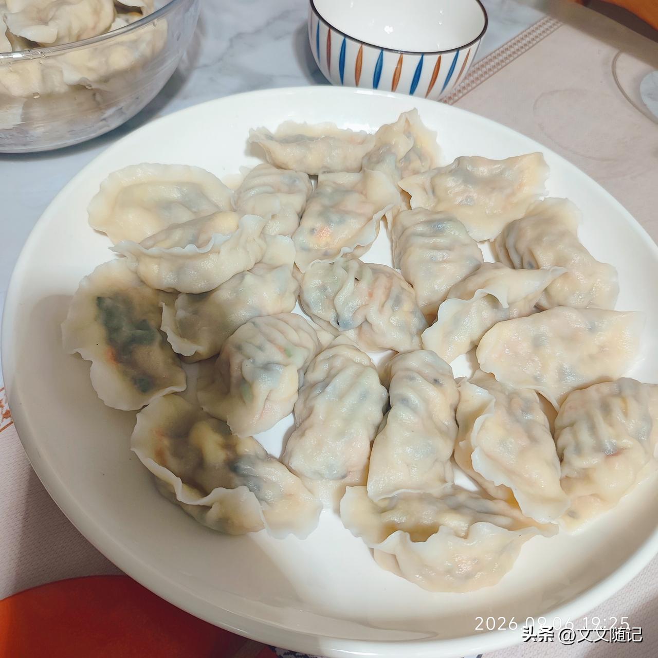 不骗你，一天中最爽的时刻。
就是钻进厨房那会儿。

外面饭馆的菜，吃多了真腻。