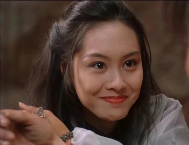 1999年，黄贯中表白朱茵，朱茵同意了，但她提出一个要求：“只谈恋爱，不同房！”