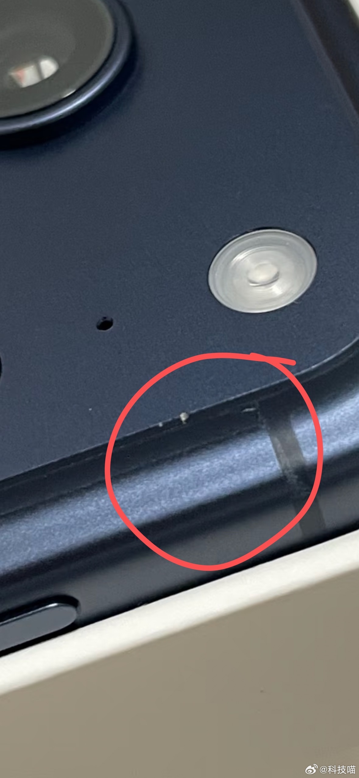 刚刷到别人买的手机，好像iPhone 17 Pro Max蓝色版很容易掉漆？银色