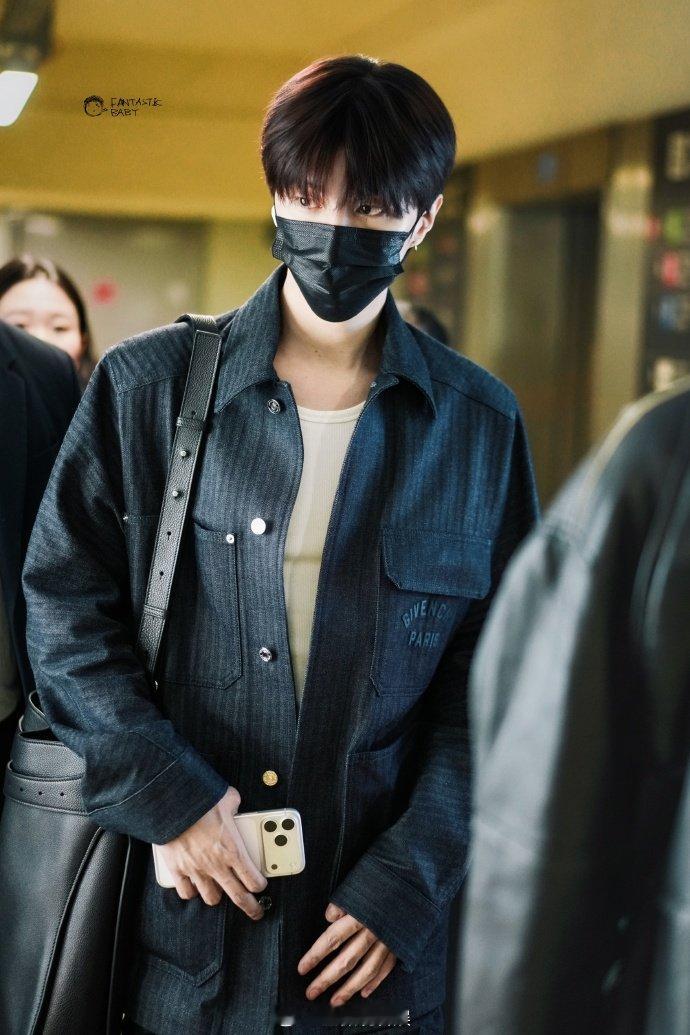 看秀出发 look 上线，范丞丞用茧型外套式衬衫搭配阔腿牛仔裤，打造出层次感十足