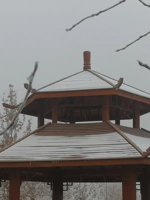 “秋乘落叶去”，这上联太妙了，把秋天写活成了潇洒旅人，坐着落叶小船悠悠离开，画面