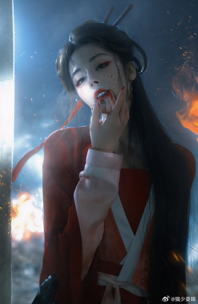 迪丽热巴贺思慕美妆博主时候 太惊喜了！热巴亲自为《白日提灯》化鬼王妆，唇边那抹红