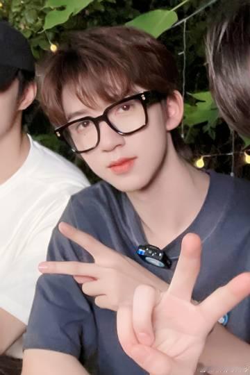 严浩翔从小跟了撕名牌 每当提到撕名牌，严浩翔眼中的期待让人感受到这项游戏的魅力。