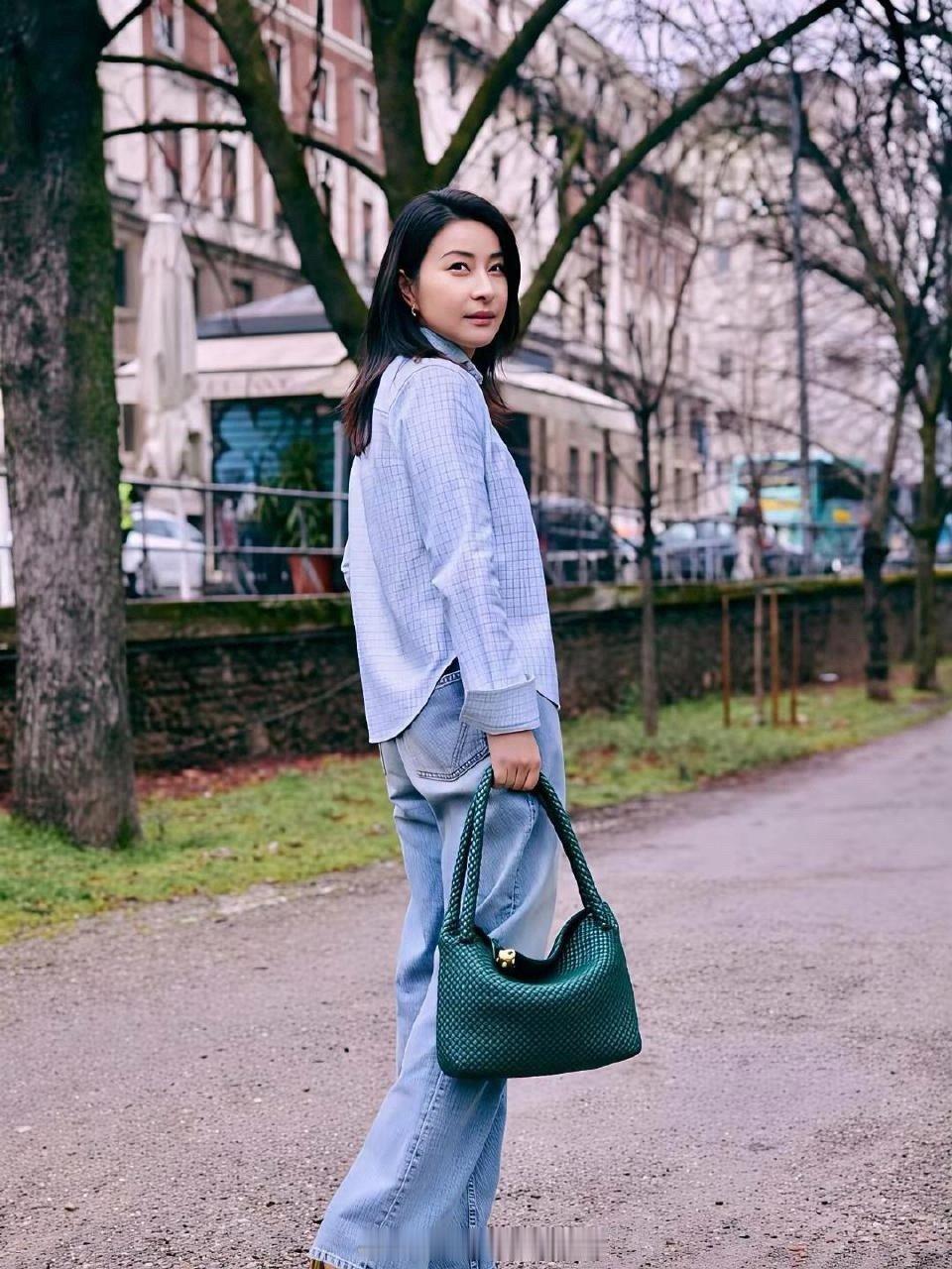 大家发现没，郭晶晶发在自己账号的照片，都是不美颜，不化妆，更没有任何滤镜，反而更