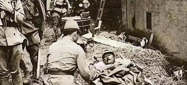 1939年，曾大肆屠杀南宁百姓的日军少将中村正雄被击中腹部，身受重伤，军医为了取