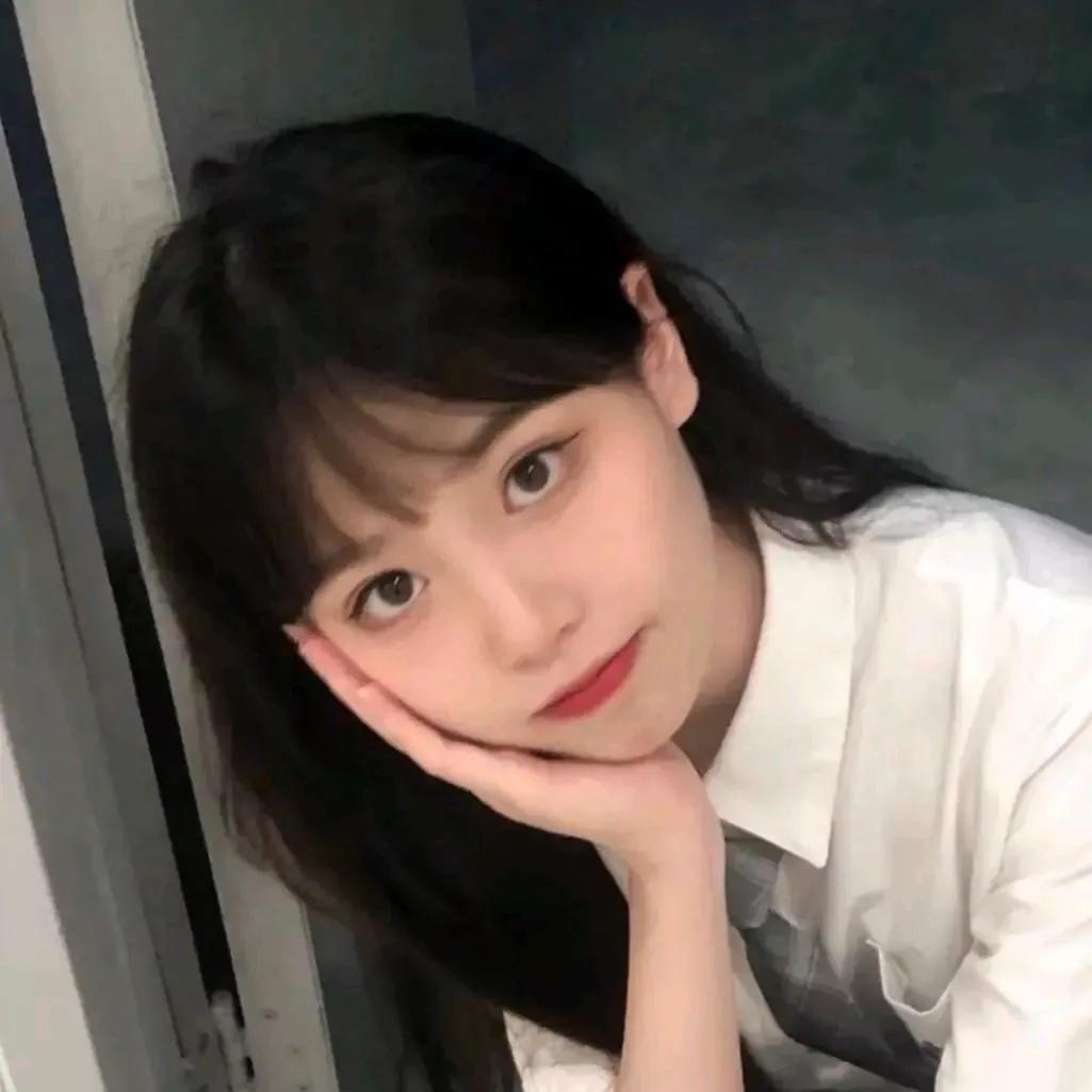 可爱少女，手托腮，微笑迷人！少女感笑容 少女感微笑女孩 少女的笑容 美少女的微笑