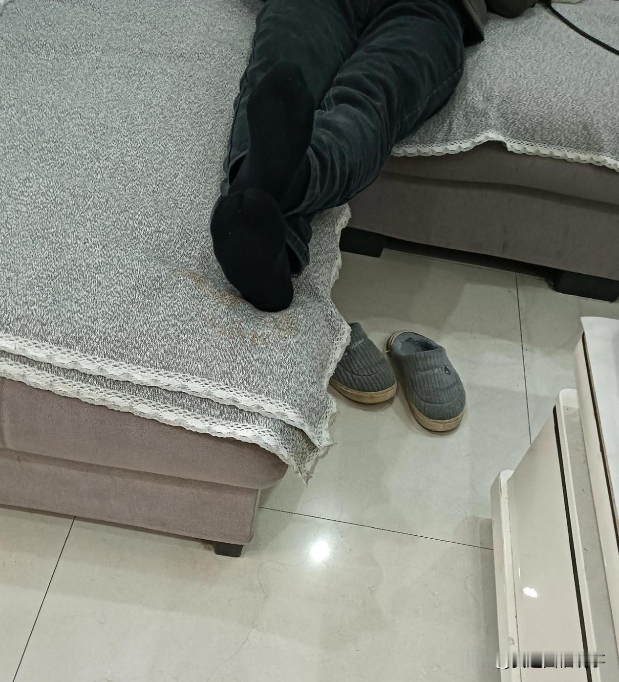 丈夫不热饭给晚睡着的饭儿子。  
    这事关家时间务分工，晚归，孩子爸妈还没