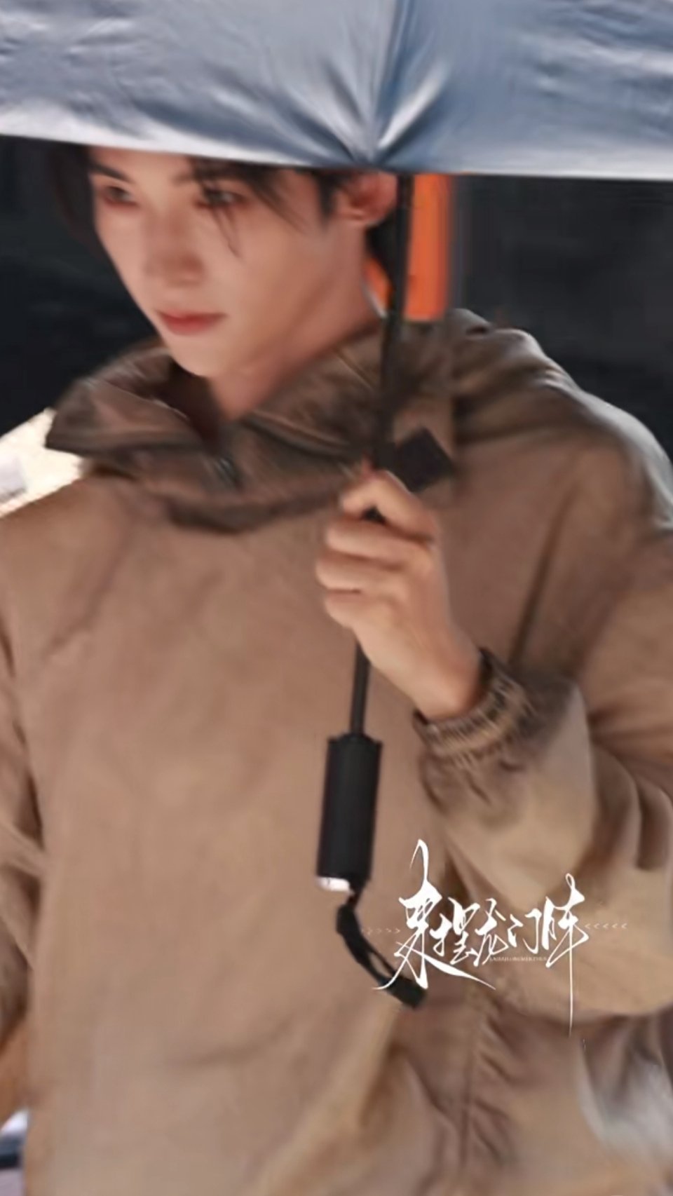 这么一想好久没看到这套废土风的衣服了，什么时候第一天晚上那套紧身服也返场给我看看