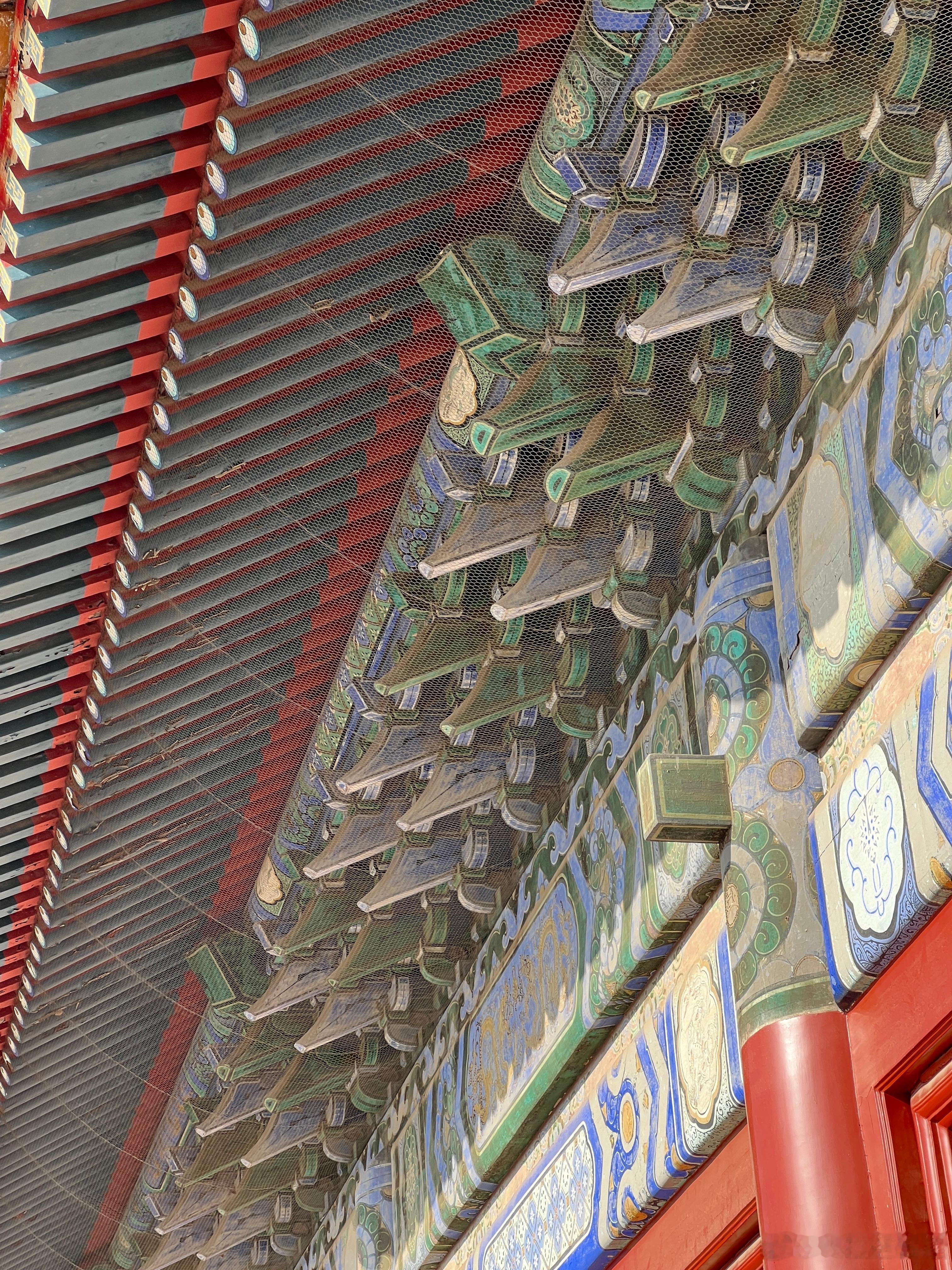 楠木巨构——长陵祾恩殿。大殿面阔九间（宽约67米），高25米，坐落于3米余高的三