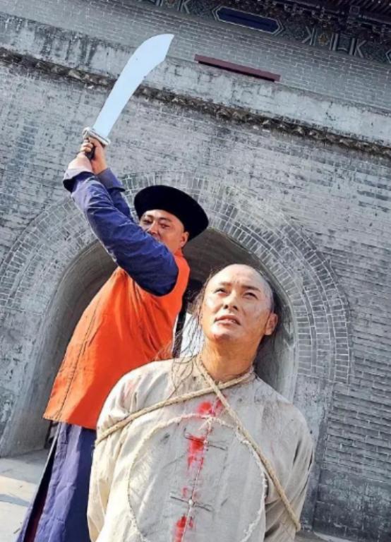 1661年，金圣叹被砍头时，他悄悄对刽子手说：“我耳朵里有200两银票，你先砍我