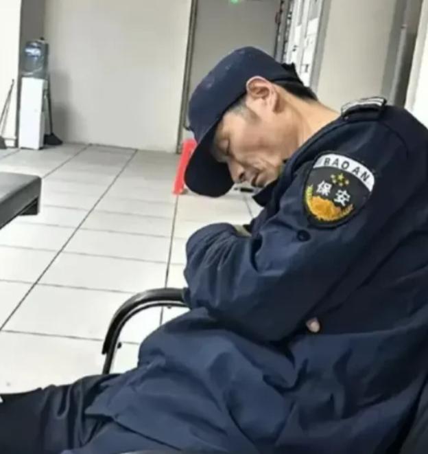 “毫无人性！连正常生理需求都不放过！”2022年清远某工业园，凌晨3点半，60岁