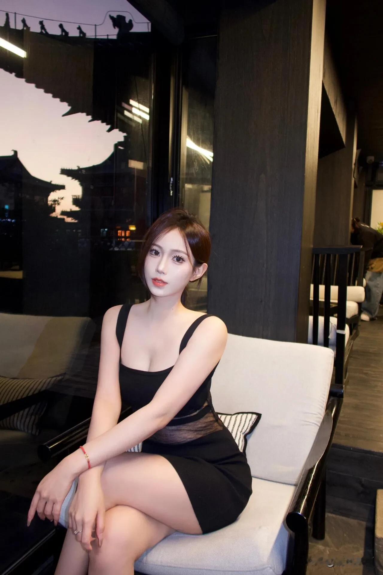 性感妩媚，曲线玲珑#养眼极品小姐姐# #分享绝色美女照# #美女欣赏图片库# #