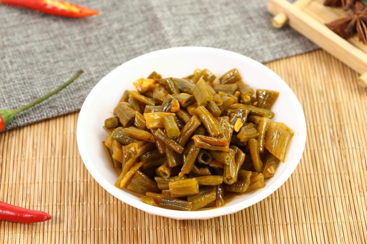 多吃蔬菜对身体好，但提醒高血压患者：这4种蔬菜不能吃

1、咸菜

咸菜可以说是