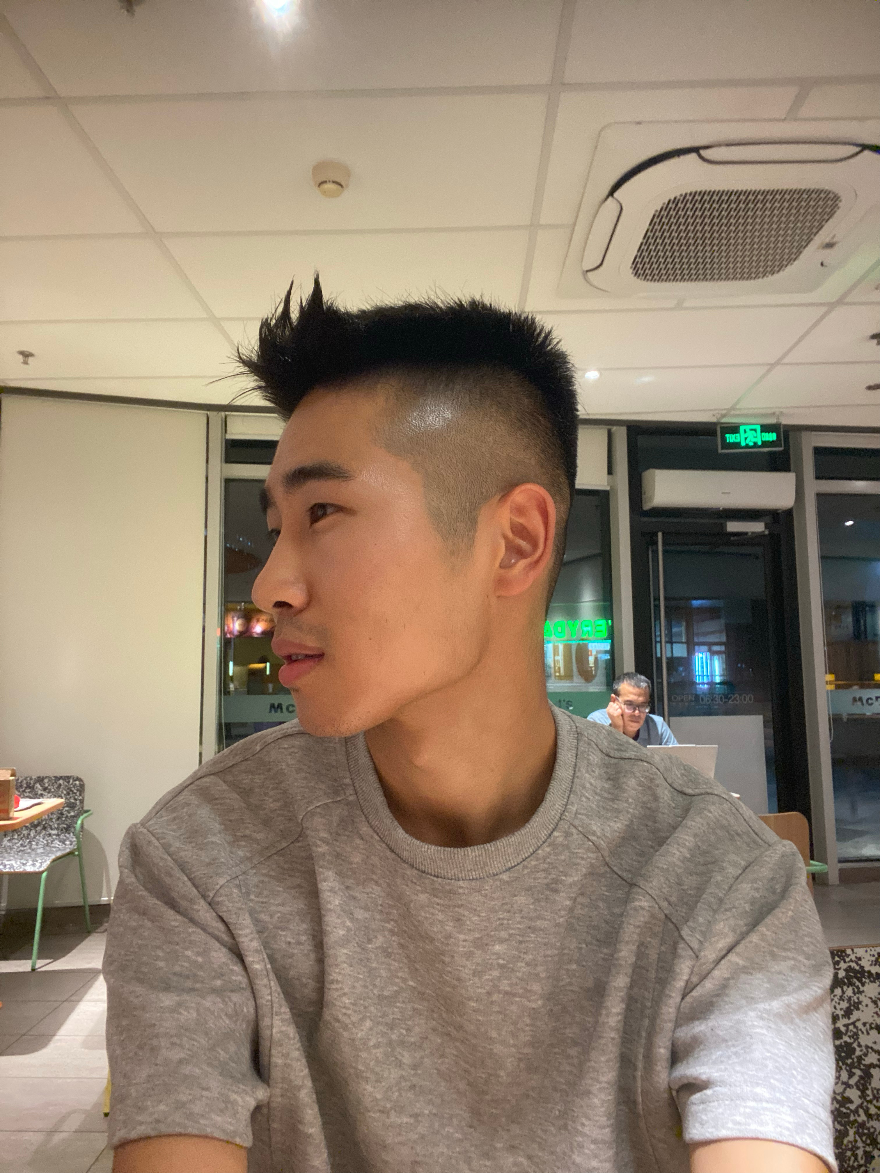 来自iPhone11  pro摄影！麦当劳的光线蛮不错的！我发现大兴周边好荒凉[