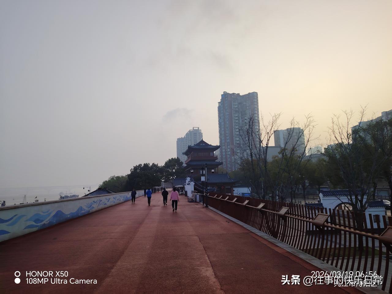 陪孩子写作业的家长有多难孩子难，家长也很难，坚持一下会过去的