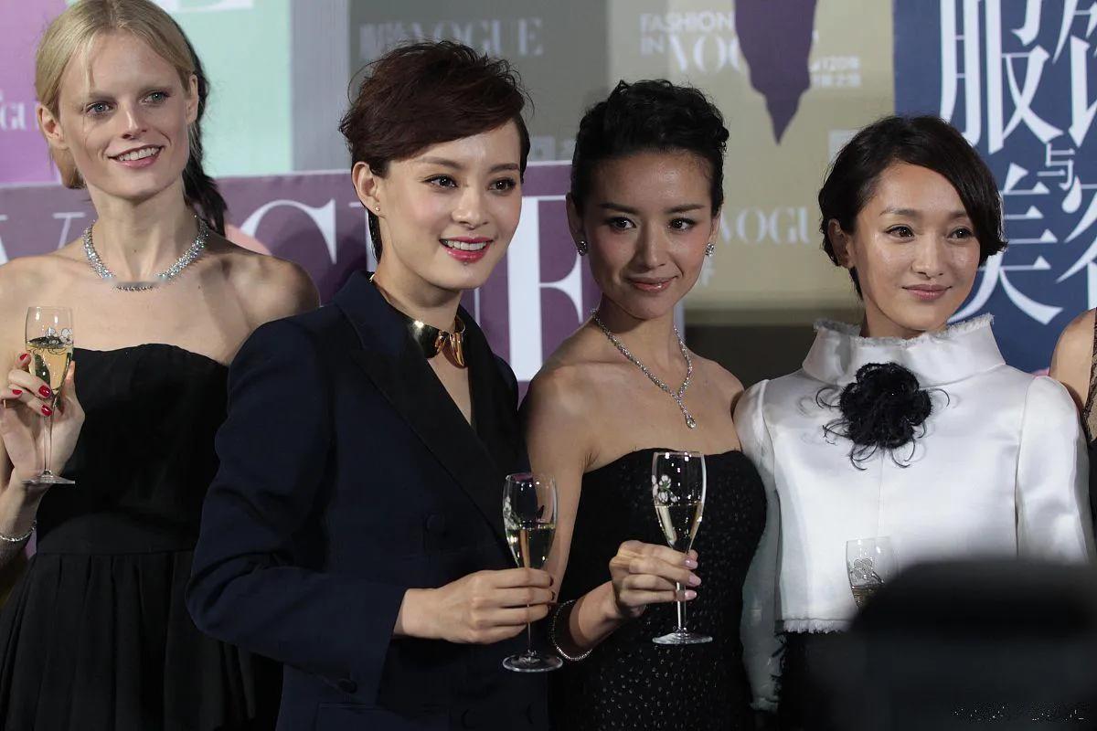 董洁那时风头正盛，自信写在脸上。现在看来掉队最快，只恨人生无常。