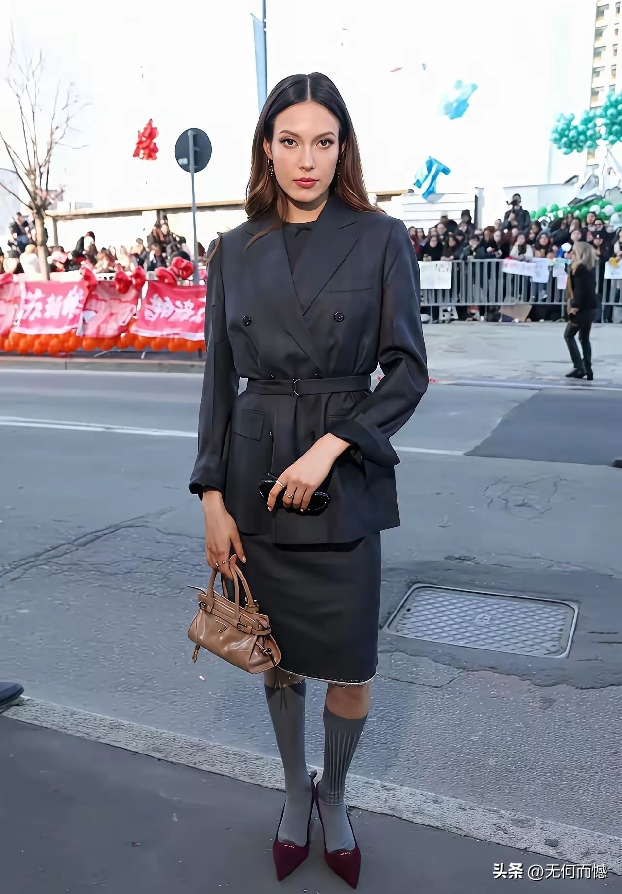 谷爱凌拿的这个包，包虽然不是很大，但看起来非常的精致，这应该是一件奢侈品，其实里