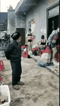 世界小姐换装中，老翁偶遇去买葱，新鲜好奇探究竟，苗条高矮皆不同。