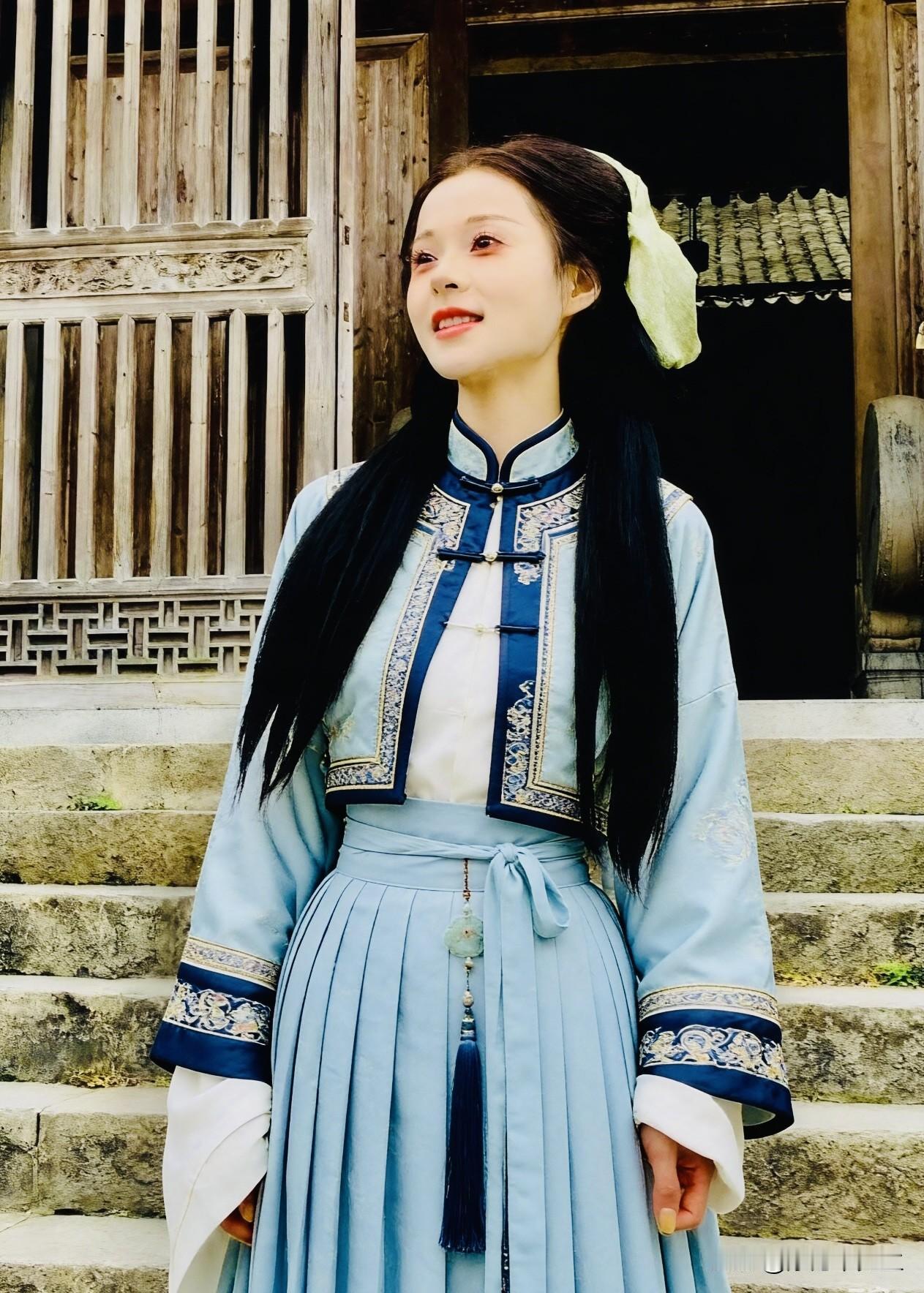 走进查济的老宅院，青石古阶，雕木为框，一身蓝衣，和百年徽州撞个满怀。

原创作品