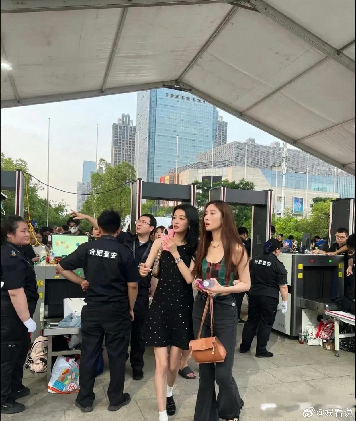 不怪那么多人喜欢她，路人镜头下都美若天仙！ 