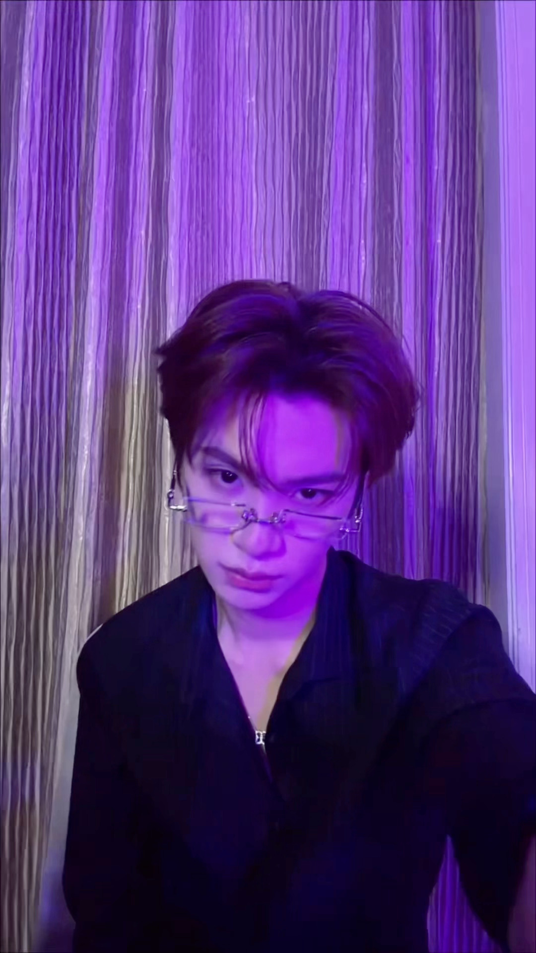 黄明昊黑衬衫 蛊王黄明昊营业 完全老公王黑衬衫多穿😍 