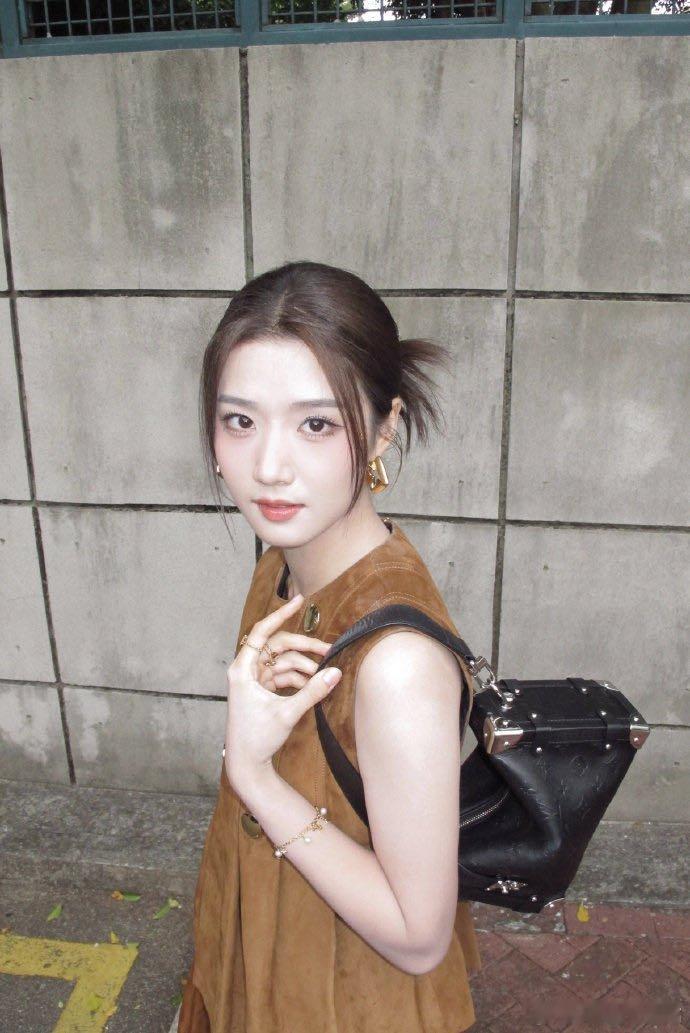 卢昱晓和LV这把锁死！从澳门秀场的摩登千金到上海大秀的复古辣妹，这姐的时尚表现力