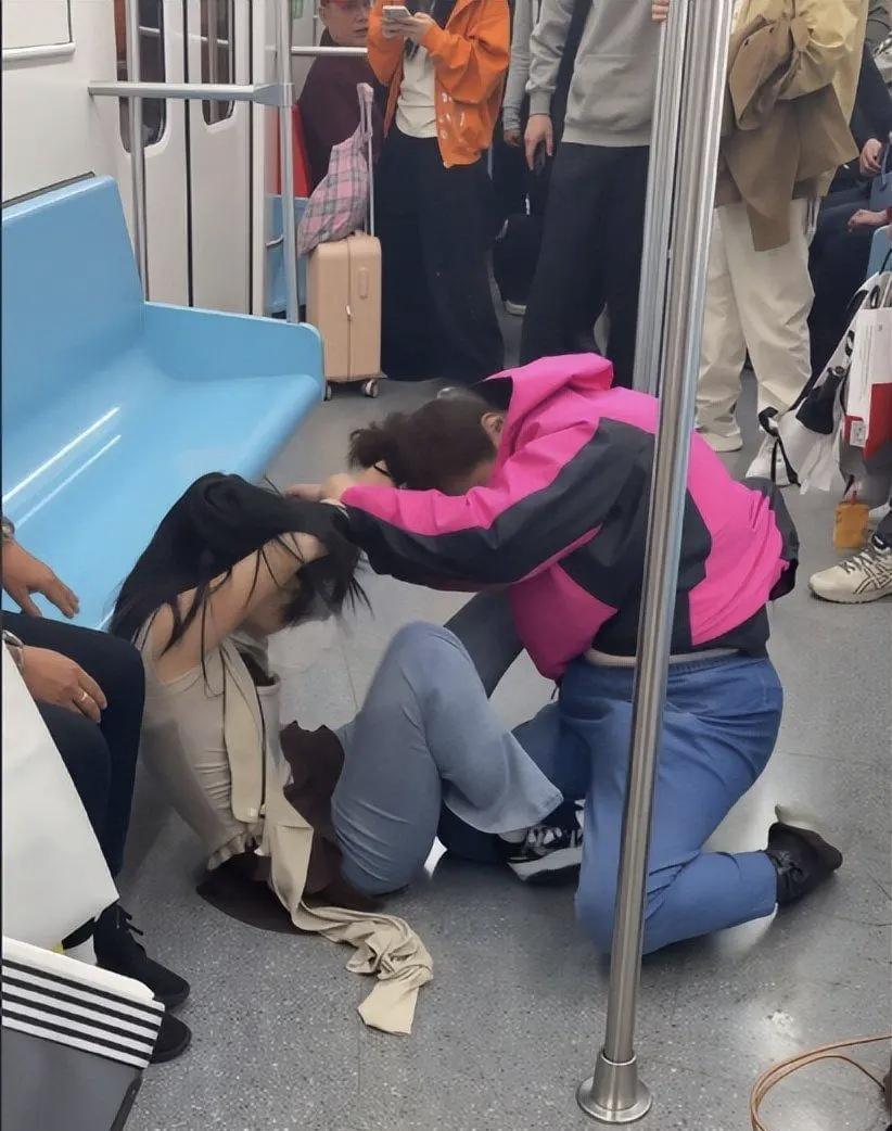 上海地铁争执刷屏：让座，从来不是年轻人的理所当然
 
上海地铁这一架，打得好！不